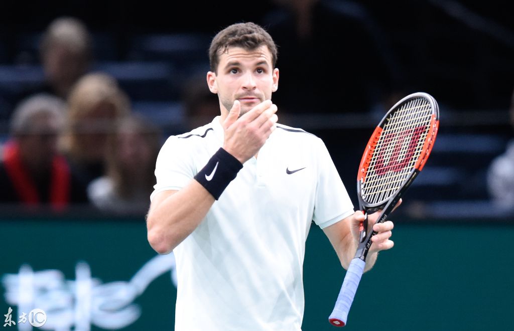 在球场上形 在球场上形